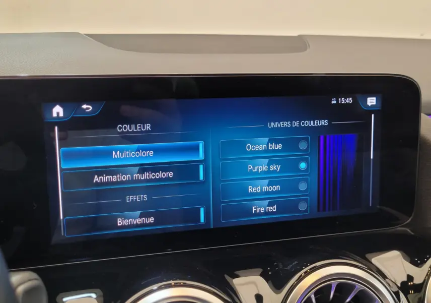 Écran tactile intérieur du Mercedes GLA 200 D Business Line 2022 affichant les options de couleurs d'ambiance multicolores.