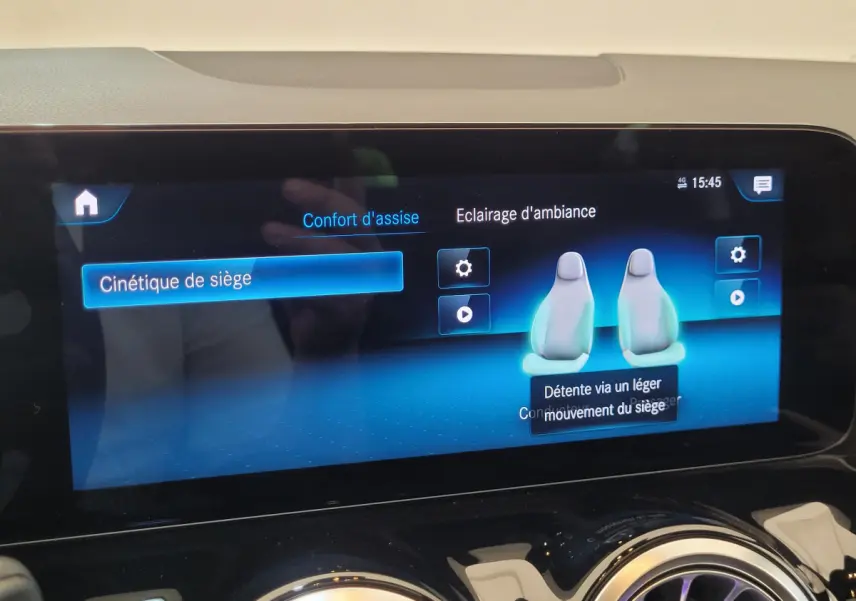 Écran tactile du tableau de bord du Mercedes GLA 200 D bleu, affichant les réglages de confort des sièges.
