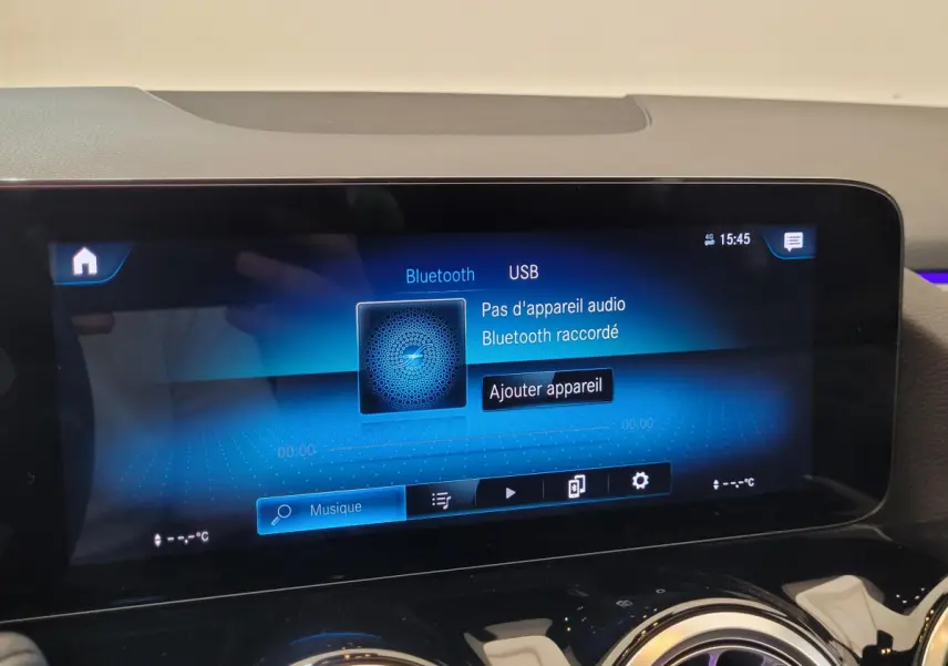 Écran tactile central bleu affichant la connexion Bluetooth dans le tableau de bord noir du Mercedes GLA 200 D 2022.