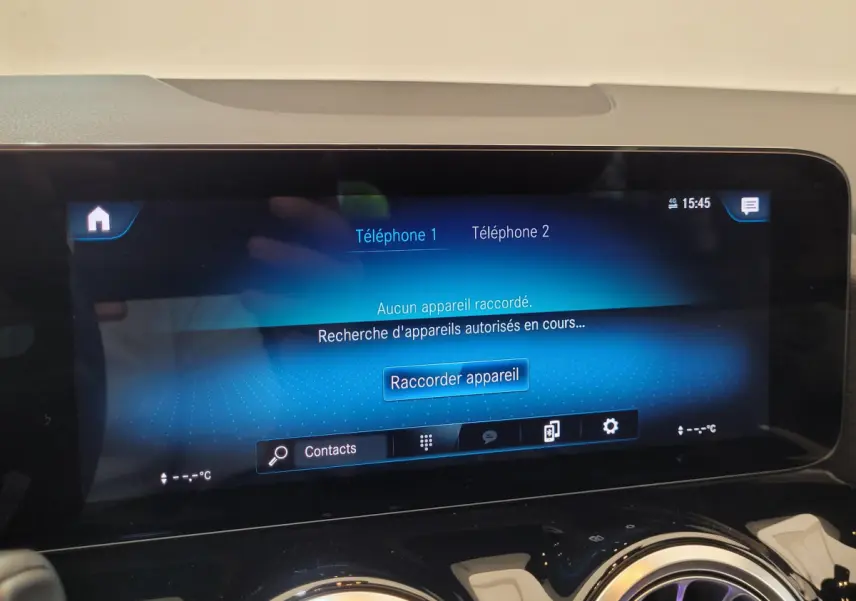 Écran tactile central de la Mercedes GLA 200 D 2022 affichant la recherche de connexion Bluetooth.
