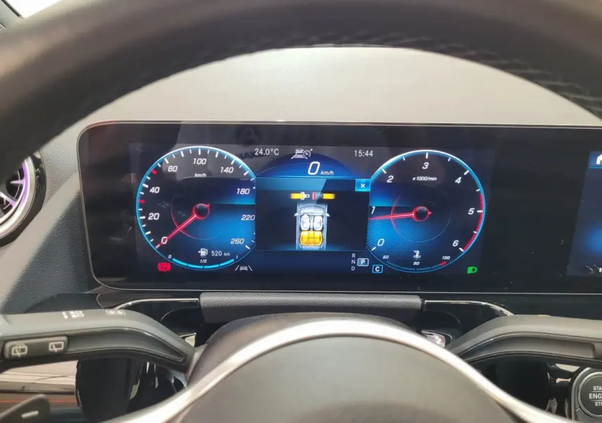 Vue rapprochée du tableau de bord numérique du Mercedes GLA 200 D bleu, affichant vitesse et compte-tours.