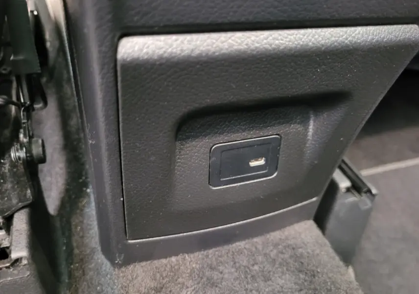 Prise USB type C en gros plan sur la console arrière du Mercedes GLA 200 D Business Line bleu 2022