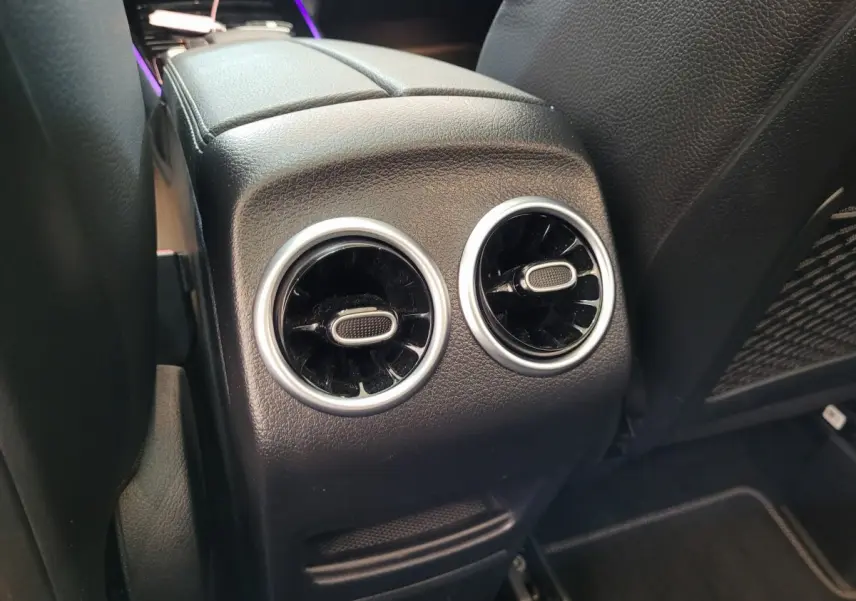 Vue rapprochée de la console centrale arrière en cuir noir du Mercedes GLA 200 D Business Line 2022.