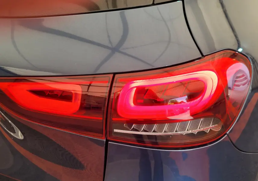 Gros plan sur le feu arrière droit rouge du Mercedes GLA 200 D Business Line bleu 2022.