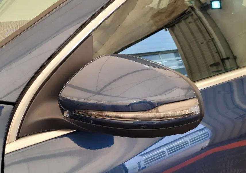 Rétroviseur droit bleu du Mercedes GLA 200 D Business Line 2022 avec clignotant intégré, vue rapprochée côté conducteur.