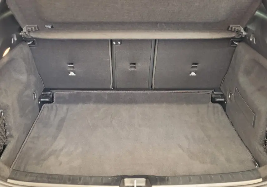 Coffre ouvert du Mercedes GLA 200 D bleu 2022, montrant l'espace de chargement avec banquette arrière rabattable.