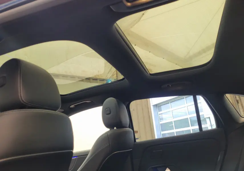 Vue intérieure arrière du Mercedes GLA 200 D Business Line 2022 avec toit panoramique et sièges cuir noirs.