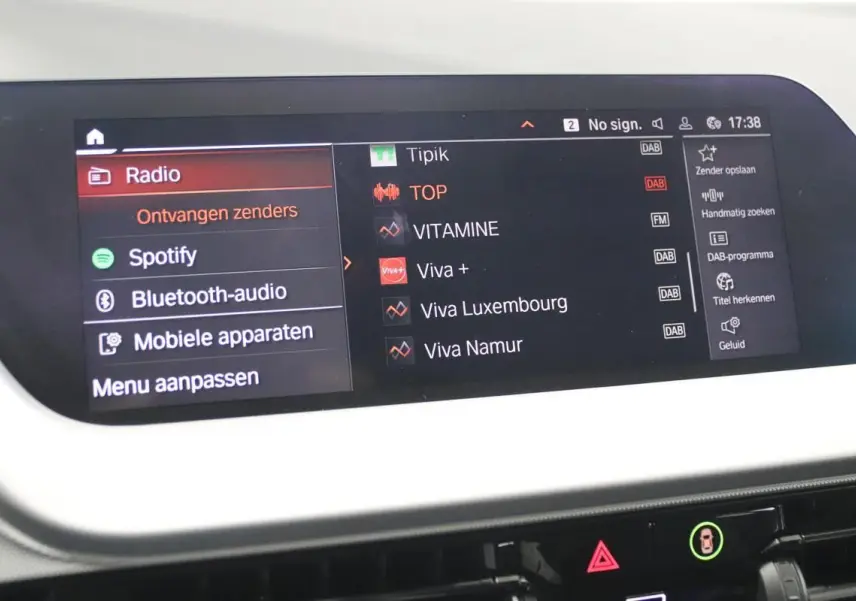 Écran central du système GPS et multimédia de la BMW Série 1 116d noir, affichant les options radio et Spotify.