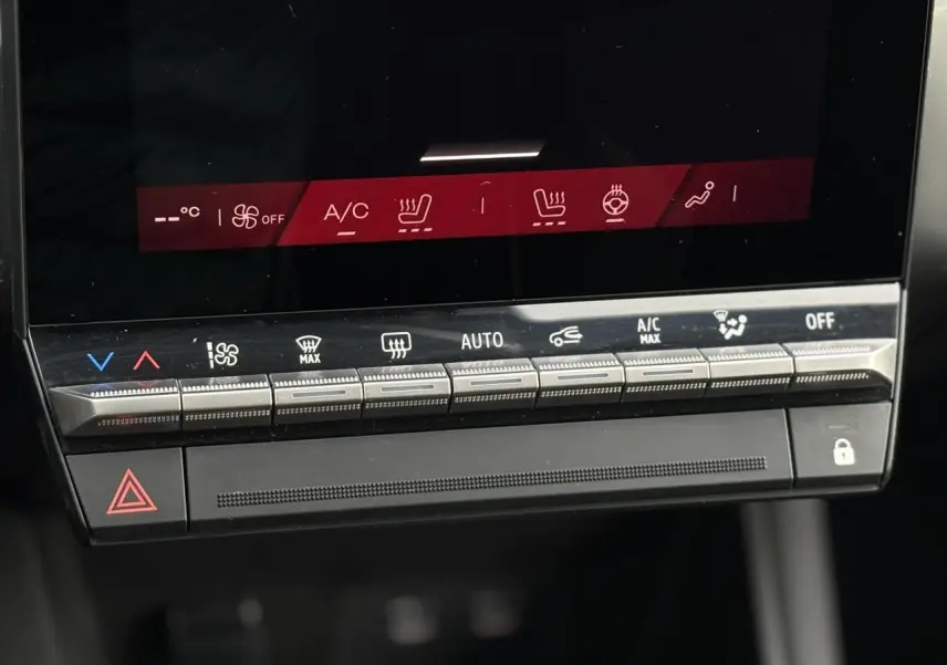 Gros plan sur la console centrale tactile et les commandes climatisation du Renault Symbioz noir étoilé 2025.