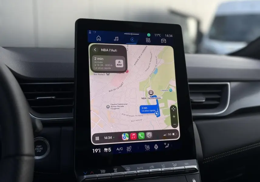 Écran tactile central affichant la navigation GPS dans l’habitacle du Renault Symbioz noir étoilé, vue intérieure frontale.