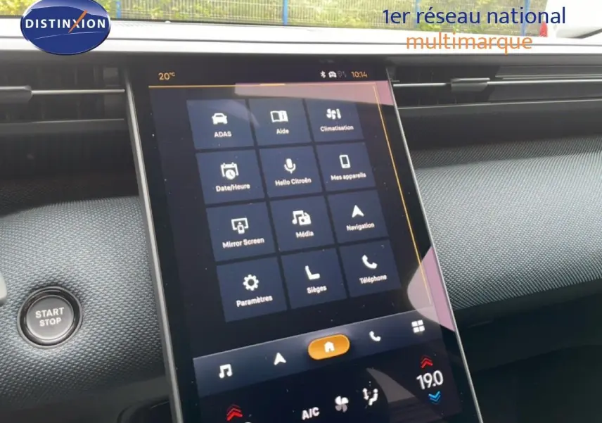 Écran tactile central en vue rapprochée dans l'habitacle du Citroën C5 Aircross, finition gris noir.