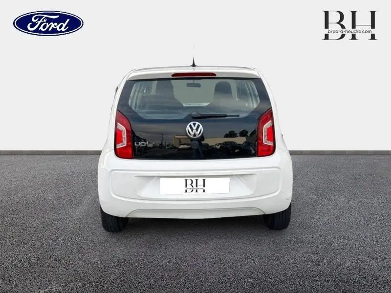 Vue arrière d'une Volkswagen Up 1.0 60ch Concept! blanche Candy avec lunette arrière noire et feux arrière rouges.