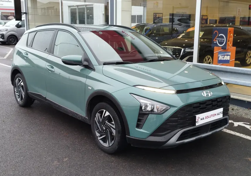 Hyundai Bayon 2022 couleur Elemental Brass Metal vue 3/4 avant droit, avec calandre noire et feux LED distinctifs.