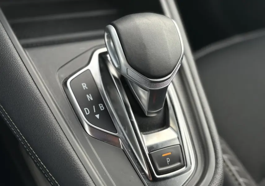 Le levier de vitesses automatique noir et chrome de la Renault SYMBIOZ E-Tech Full Hybrid, vue rapprochée intérieure.