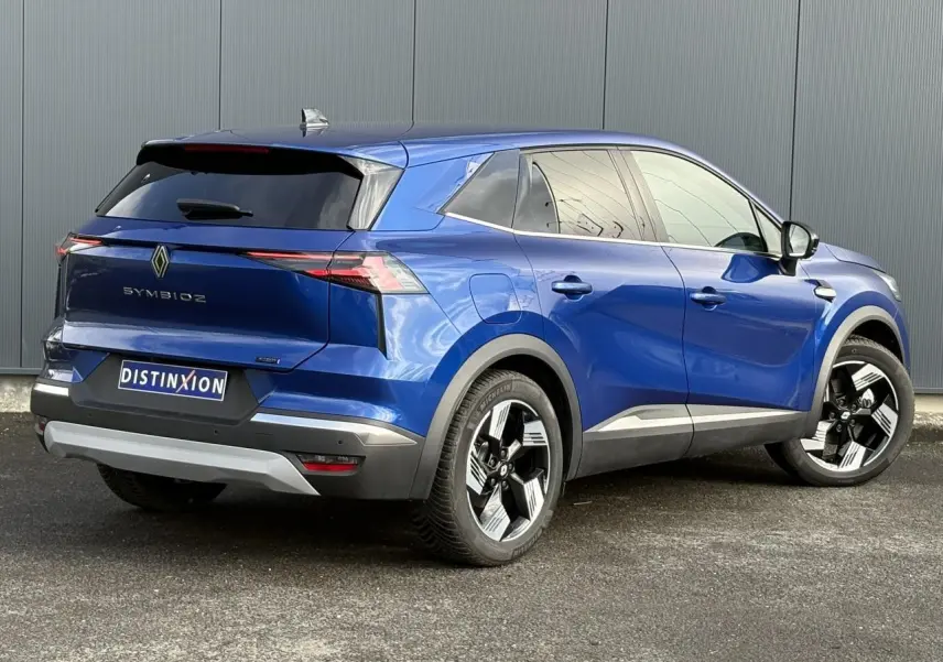Vue 3/4 arrière droite du Renault SYMBIOZ bleu Iron avec jantes 18 pouces et hayon mains libres.