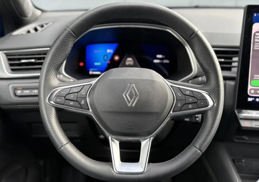 Vue rapprochée du volant noir en cuir perforé avec commandes intégrées du Renault Symbioz E-Tech Full Hybrid 2025.