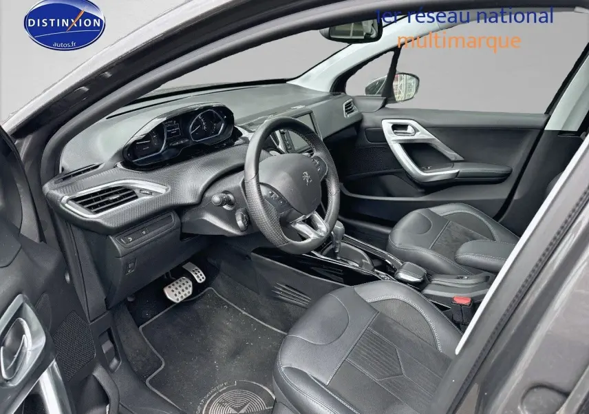 Intérieur de la Peugeot 2008 2019 en gris platinium, vue côté conducteur montrant tableau de bord et sièges cuir noirs.