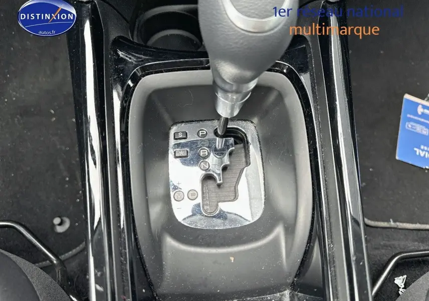 Le levier de vitesses automatique en gros plan dans l'habitacle noir du Peugeot 2008 gris platinium de 2019.