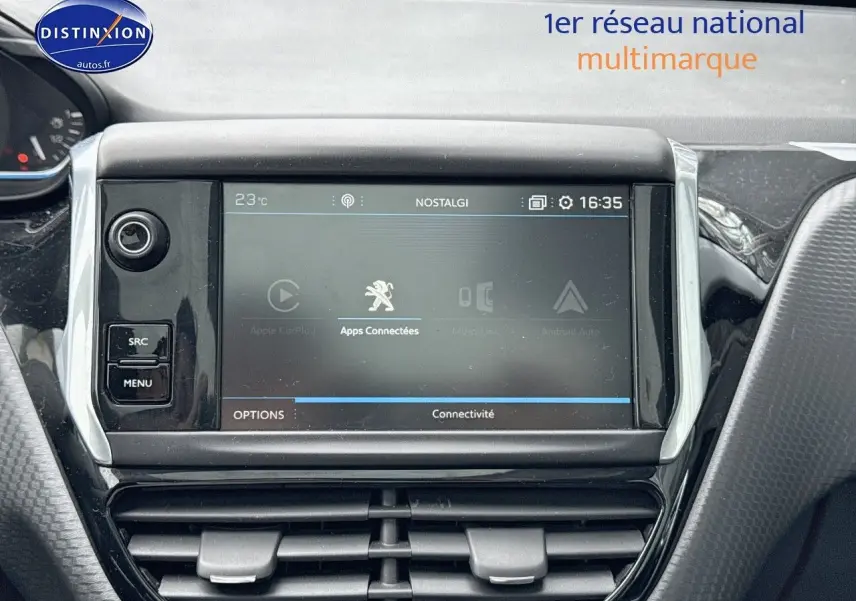 Écran tactile central de la Peugeot 2008 2019 gris platinium montrant l'interface connectée à 16h35.