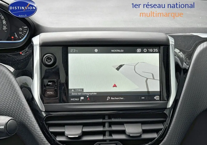 Tableau de bord du Peugeot 2008 2019 avec écran tactile affichant la navigation, ambiance intérieure noire moderne.