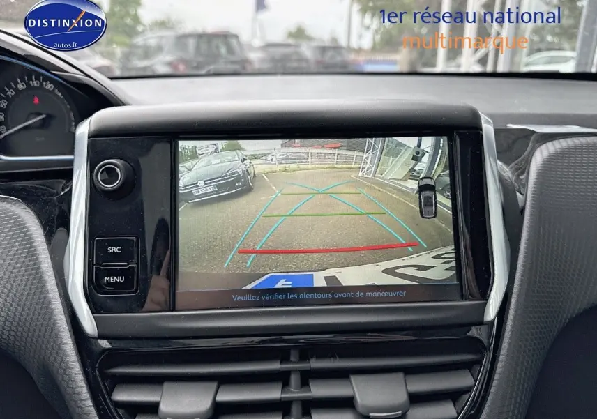 Écran central du Peugeot 2008 2019 montrant la caméra de recul avec lignes d'aide au stationnement en vue arrière.