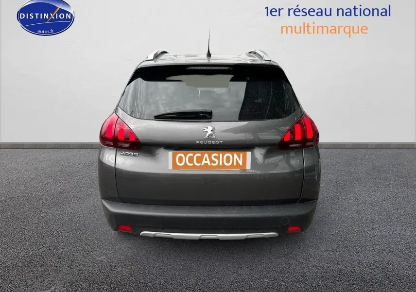Vue arrière d'un Peugeot 2008 gris platinium avec feux rouges et plaque d'immatriculation "OCCASION" visible.