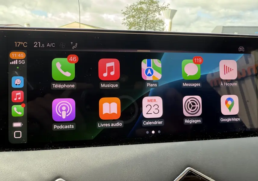 Écran tactile intérieur du DS3 2024 montrant l'interface Apple CarPlay avec applications de communication et navigation.
