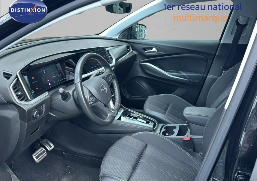 Intérieur noir de l'Opel Grandland 2024, vue côté conducteur avec tableau de bord numérique et volant multifonction.