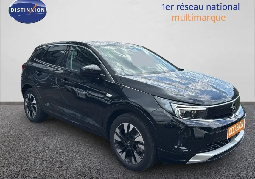 Opel Grandland 1.6 Turbo hybride noir en 3/4 avant droit avec jantes biton et calandre chromée visible