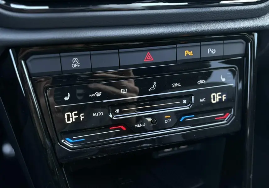 Panneau de commande de la climatisation automatique bi-zone du Volkswagen T-Roc 2025, avec affichage digital et boutons tactiles.