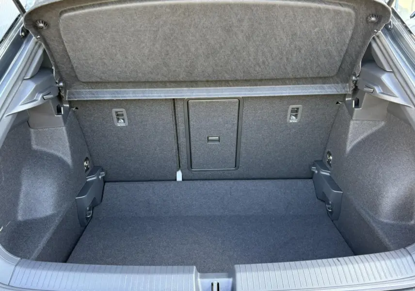 Coffre ouvert du Volkswagen T-Roc 2.0 TDI R-Line 2025, montrant un espace de chargement propre et bien fini.
