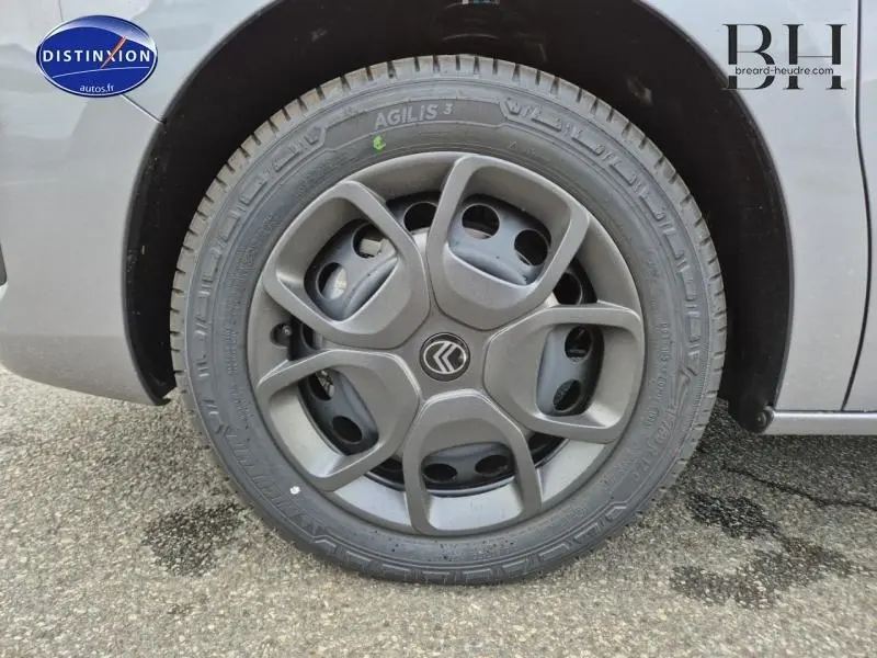 Gros plan sur la roue avant droite gris acier métal du Citroën Jumpy Fourgon XL 2025 avec jante au design moderne.