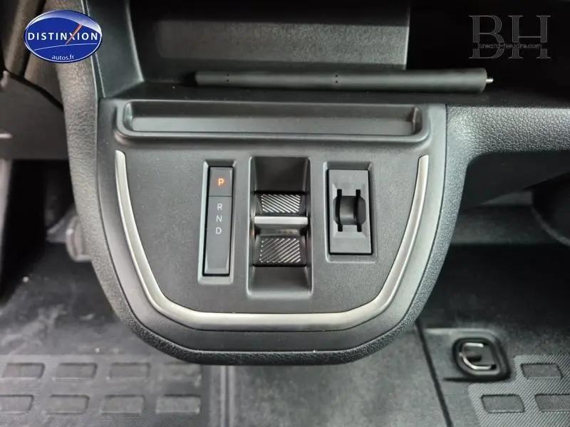 Gros plan sur la console centrale noire du Citroën Jumpy Fourgon XL 2025 avec commandes de boîte auto et réglage d'éclairage.