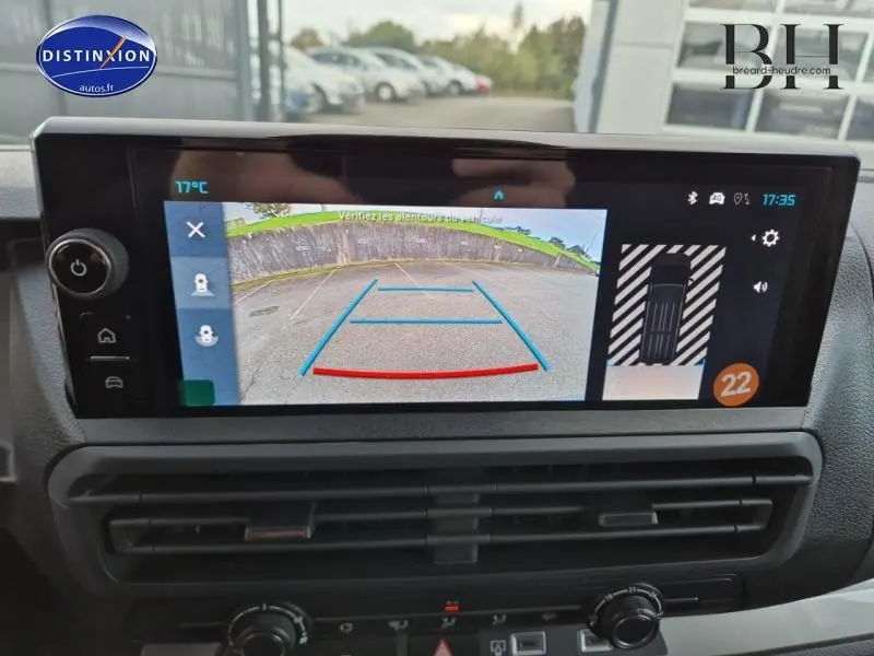 Écran tactile intérieur du Citroën Jumpy Fourgon XL gris acier, affichant la caméra de recul et l'aide au stationnement.