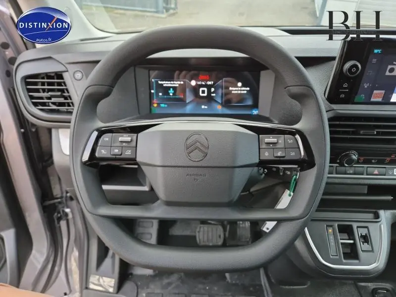 Vue intérieure centrée sur le volant carré du Citroën Jumpy XL gris acier avec tableau de bord numérique.