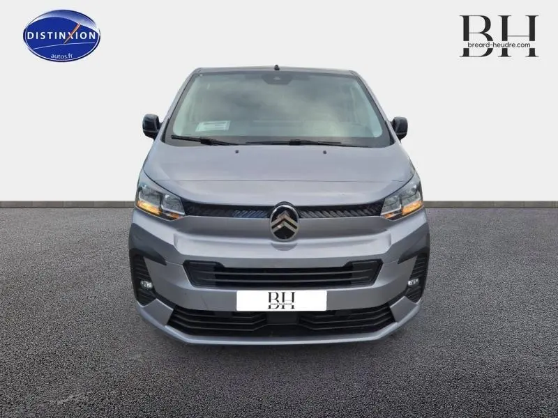 Vue frontale du Citroën Jumpy Fourgon XL gris acier métal avec feux allumés et logo distinctif au centre du capot.