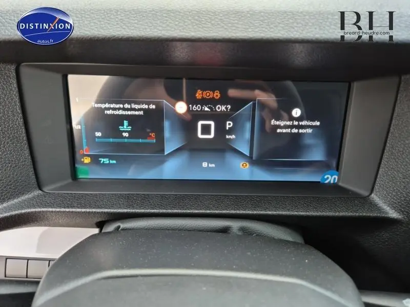 Tableau de bord numérique du Citroën Jumpy Fourgon gris acier, affichant la température moteur et alertes au centre.