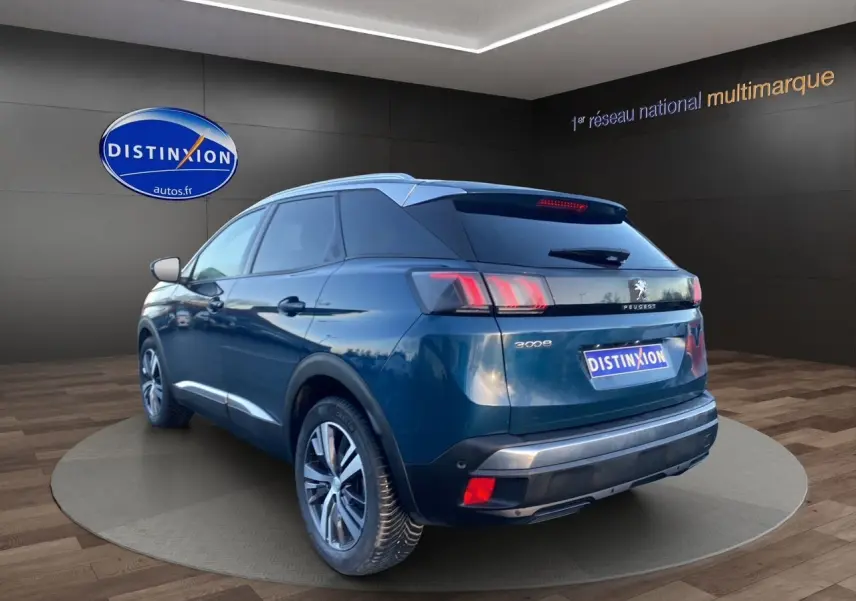 Vue 3/4 arrière droite du Peugeot 3008 bleu Célèbes avec hayon main libre et feux arrière LED distinctifs.