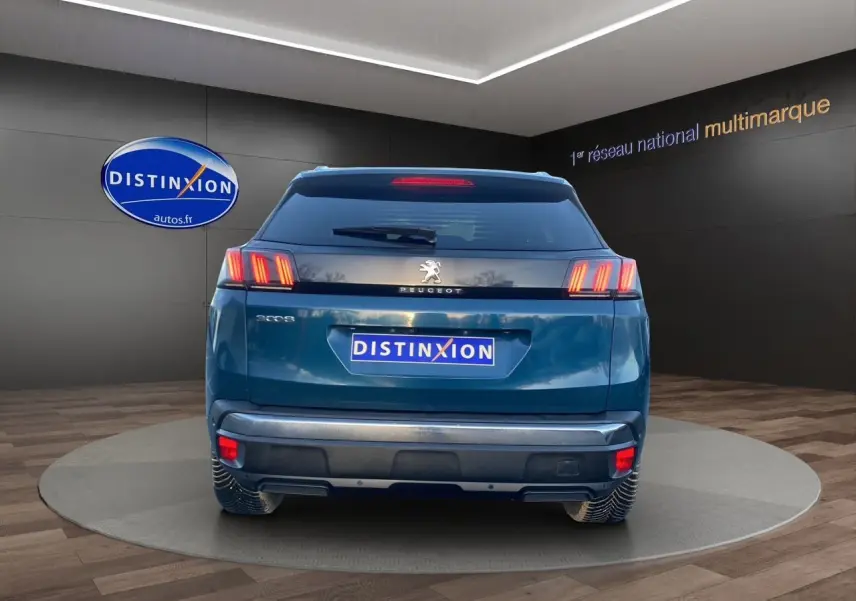 Vue arrière d’un Peugeot 3008 Bleu Célèbes 2021 avec feux LED caractéristiques et hayon main libre visible.