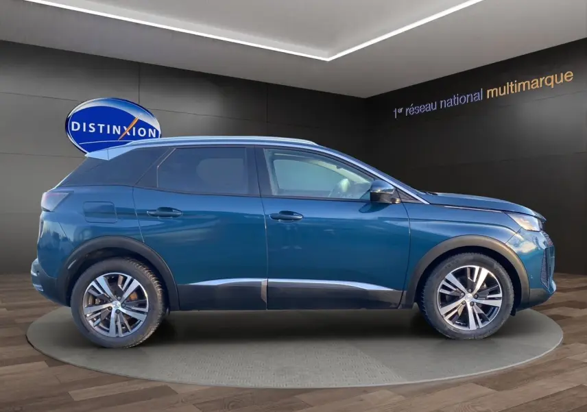 Vue latérale droite d’un Peugeot 3008 Bleu Célèbes 2021 avec jantes alliage et toit noir contrasté.