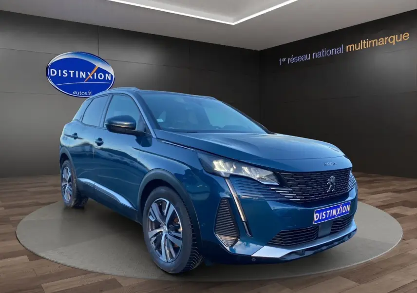 Peugeot 3008 Bleu Célèbes en 3/4 avant droit, avec calandre noire et feux LED verticaux allumés.