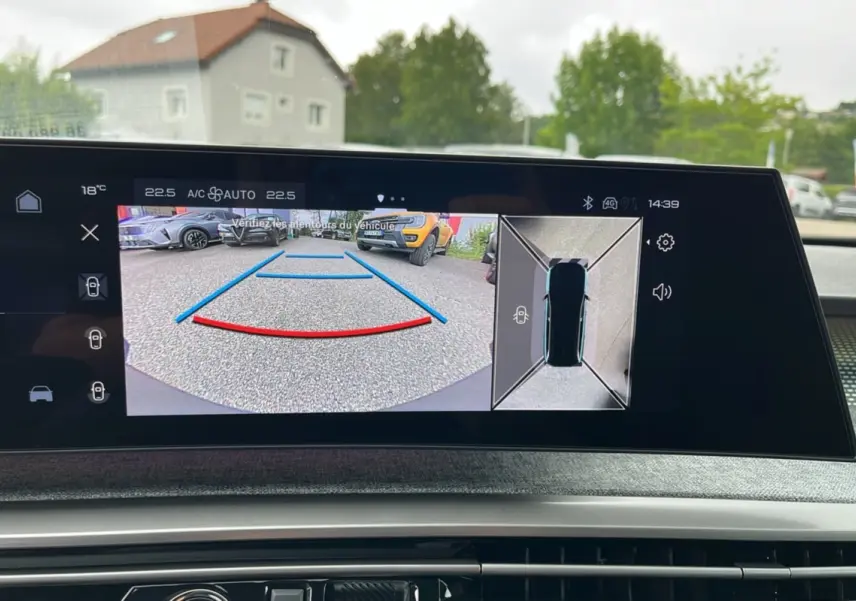 Écran de caméra 360° du Peugeot 5008 Hybrid gris titane avec toit noir, vue arrière et dessus du véhicule.