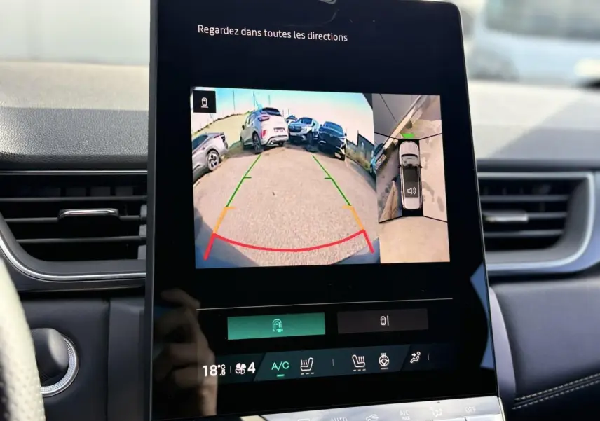 Écran tactile intérieur de la Renault Symbioz E-Tech affichant la caméra 360° en vue arrière et dessus.