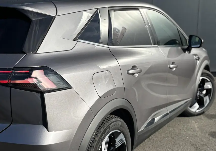 Vue 3/4 arrière côté droit du Renault SYMBIOZ gris Cassiopée avec jantes 18 pouces et hayon mains libres.