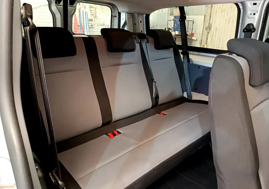 Vue intérieure côté droit montrant la banquette arrière grise du Toyota Proace Verso 2019 avec appuie-têtes et ceintures de sécurité.