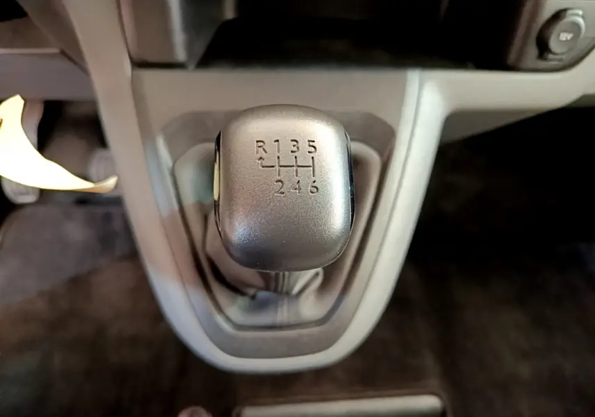 Gros plan sur le levier de vitesses manuel noir du Toyota Proace Verso 2019, entouré de console grise.
