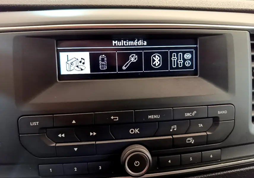 Écran multimédia du Toyota Proace Verso 2019 montrant le menu Bluetooth et commandes audio en gros plan.