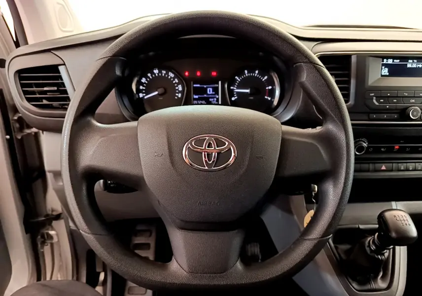 Vue intérieure centrée sur le volant noir de la Toyota Proace Verso 2019 avec tableau de bord et levier de vitesses manuel.