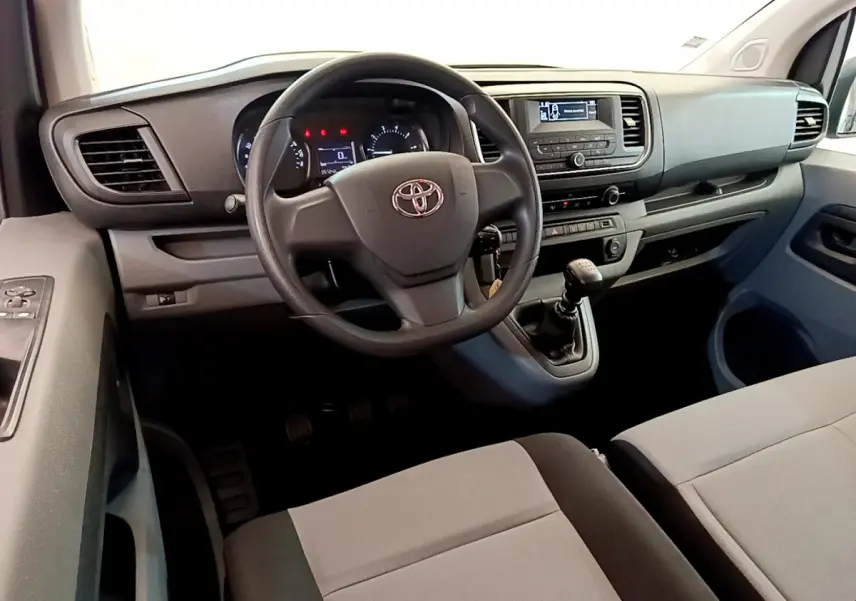 Intérieur avant du Toyota Proace Verso 2019, tableau de bord gris avec volant multifonctions et boîte manuelle.