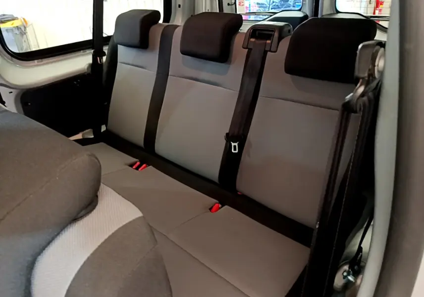 Vue intérieure du Toyota Proace Verso 2019 montrant la banquette arrière grise à trois places avec appuie-têtes et ceintures de sécurité.